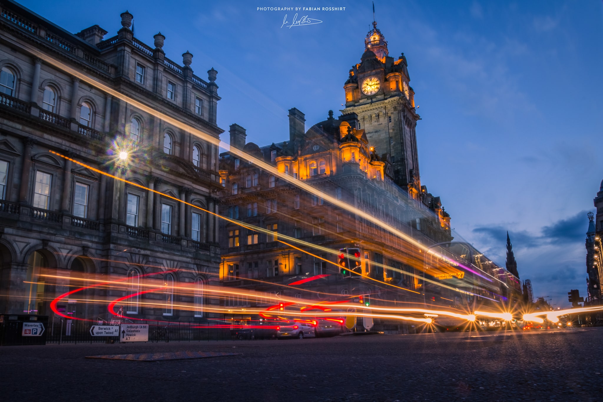 Edinburgh, Scotland, Schottland, Stadt, City, Abend, Evening, Lights, Bus, THE BALMORAL (Photography Wallpaper HD Wandbild Wandbilder Hintergrundbild Background)